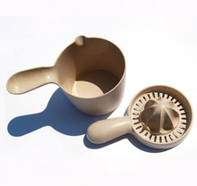 Load image into Gallery viewer, Sustainable Wheat Straw Hand Juicer with Strainer | Fast Shipping from the US!