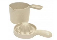 Load image into Gallery viewer, Sustainable Wheat Straw Hand Juicer with Strainer | Fast Shipping from the US!